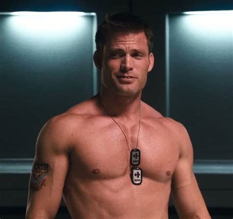 Casper Van Dien Dishes on Starship Troopers Naked Shower。